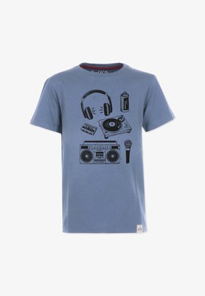 Blå bomulds t-shirt med korte ærmer, prydet med et sort grafisk design af hovedtelefoner, en kassette, en pladespiller, en mikrofon og en spraydåse.