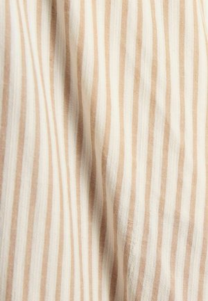 Paskowa tkanina w beżu i bieli, z cienkimi, równomiernie rozmieszczonymi paskami. Tekstura wydaje się miękka z delikatnym połyskiem.