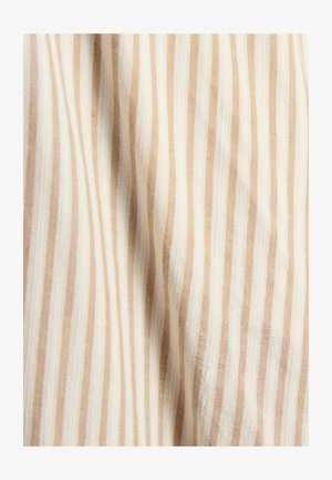 Gestreifter Stoff in Beige und Weiß mit dünnen, gleichmäßig verteilten Streifen. Die Textur wirkt weich mit einem leichten Glanz.