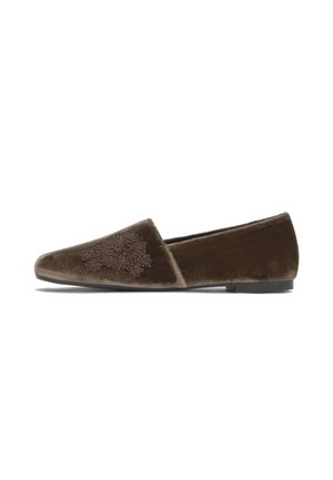 Zapato plano de terciopelo marrón con puntera redonda, con bordado floral en la parte superior y suela baja negra.