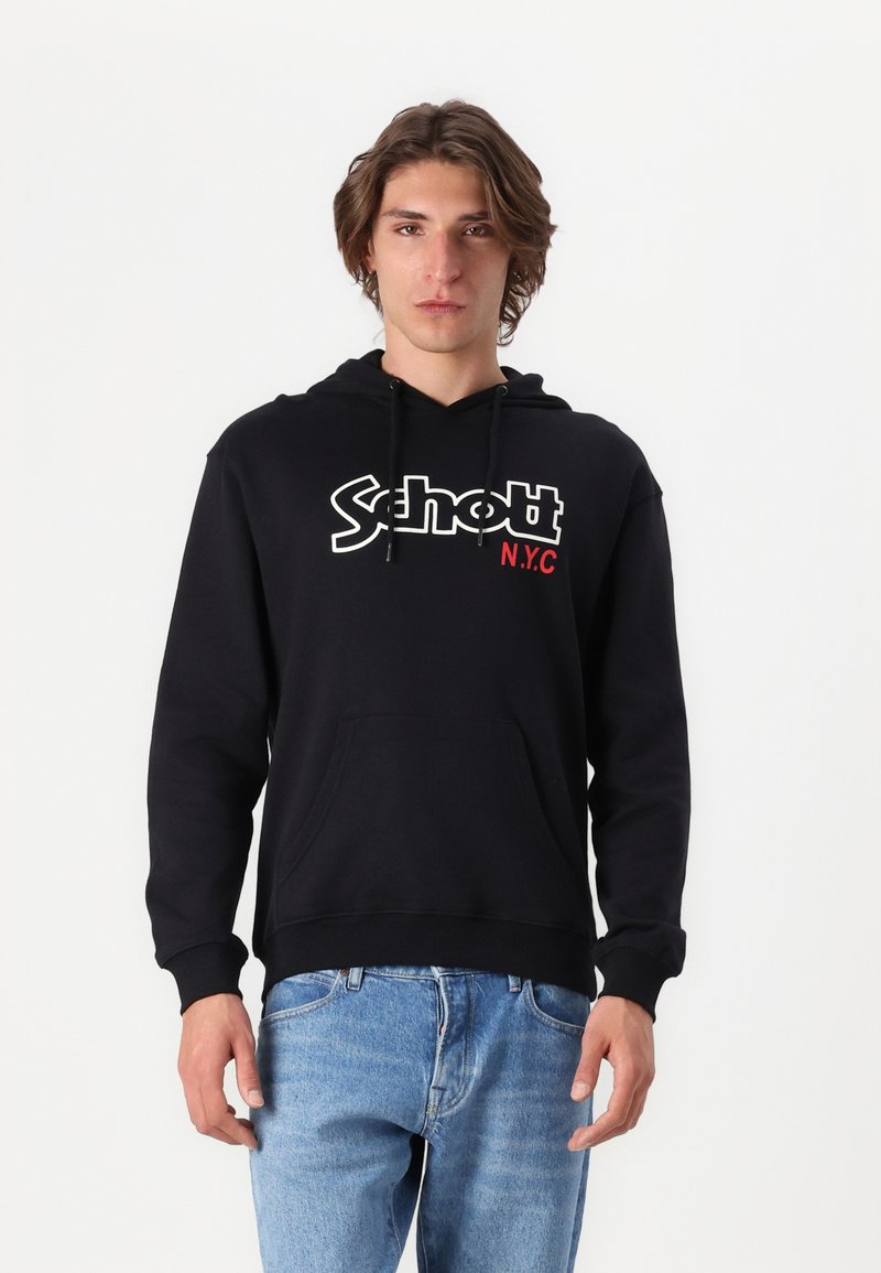 Felpa nera con cappuccio e tasca frontale a marsupio, grafica bianca e rossa "Schott N.Y.C.". Il tessuto sembra morbido e i polsini sono a costine. Vestibilità casual.