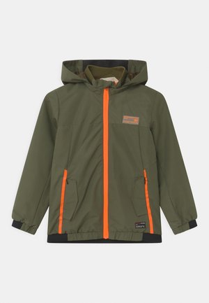 Oliivinvihreä hupullinen takki kirkkaan oransseilla vetoketju- ja taskuyksityiskohdilla, joustavat hihansuut ja pienet suorakulmaiset merkit rinnassa ja helmassa.