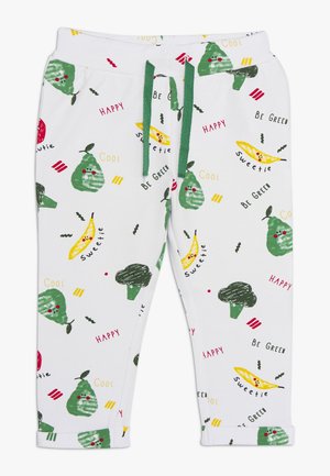 Białe spodnie ze zielonym sznurkiem, ozdobione uśmiechniętymi nadrukami owoców i warzyw, takimi jak gruszki, banany i brokuły, z napisami takimi jak "Szczęśliwy" i "Bądź Zielony".