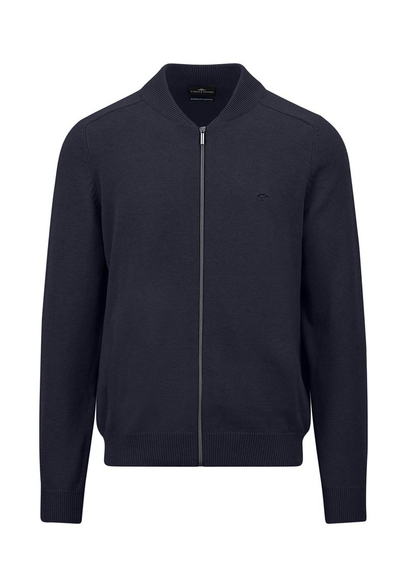 Marinekleurige ritscardigan van zacht breiwerk, met een staande kraag, geribde manchetten en onderrand, en een klein logo op de borst.
