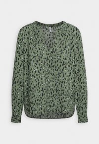 Grøn langærmet bluse med v-hals, rynkede detaljer og et sort leopardmønster. Blødt stof med en afslappet pasform.