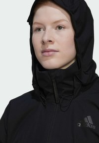 Zwarte hooded jack met een soepele textuur, voorzien van een voorkant ritssluiting en verstelbare trekkoorden. Het adidas-logo is subtiel op de borst weergegeven.