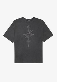 Tmavě šedé bavlněné tričko s oversized střihem, které má na středu světle šedý grafický design se sluncem. Krátké rukávy a kulatý výstřih.