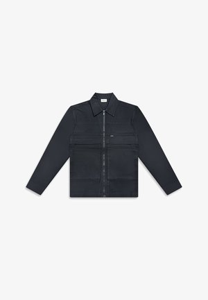 Schwarze Langarmjacke mit Frontreißverschluss, Kragen und zwei großen Klappentaschen auf der Brust vor einem schlichten weißen Hintergrund.