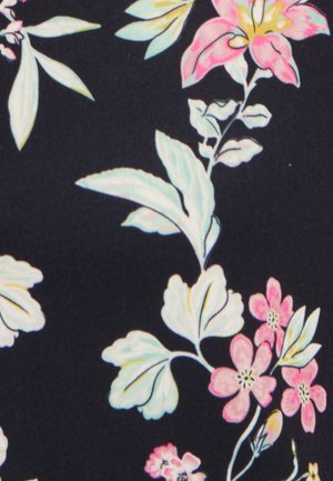 Tela floral con grandes flores rosas y azul claro, acompañadas de hojas verdes, sobre un fondo oscuro azul marino. Textura suave con un estampado detallado.