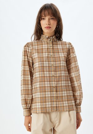 Bruin en beige geruite lang-sleeve shirt met een hoge kraag, opstaande schouders en knoopsluiting, gemaakt van zachte stof met een subtiele textuur.
