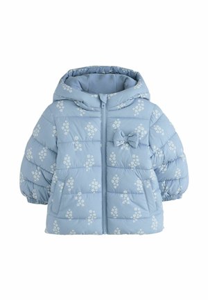 Lichtblauwe gewatteerde peuterjas met witte bloemmotieven, capuchon, ritssluiting aan de voorkant, twee zakken en een kleine stoffen strik op de borst.