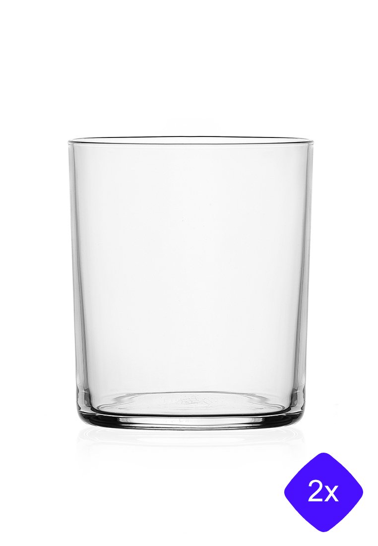 Przezroczysty szklany kubek o gładkiej powierzchni, cylindrycznym kształcie i grubym dnie. Brak widocznych wzorów lub akcentów. Sprzedawany w opakowaniu po dwa.