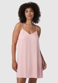 Abito sottoveste in satin rosa con spalline sottili, scollatura a V e una silhouette fluente. Tessuto morbido e design leggero per il massimo comfort.