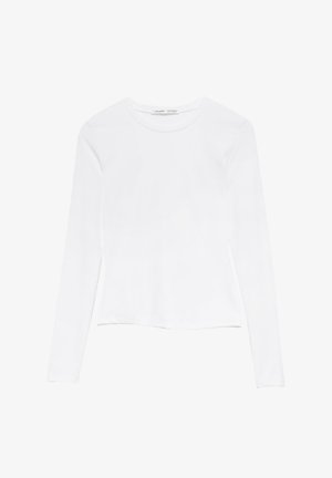 Bela majica z dolgimi rokavi in okroglo izrezom. Ima oprijet kroj, gladko teksturo tkanine in nekoliko skrajšan rob.