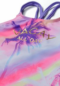 Maillot de bain tie-dye rose et violet avec graphique de palmier. Présente un texte doré "VACAY ALL DAY" et plusieurs bretelles. Texture de tissu lisse.