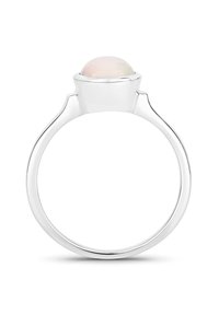 Silberring mit einem runden, durchsichtigen Opalstein. Glatte Band mit glänzender Oberfläche, das eine erhöhte Fassung für den Stein aufweist.