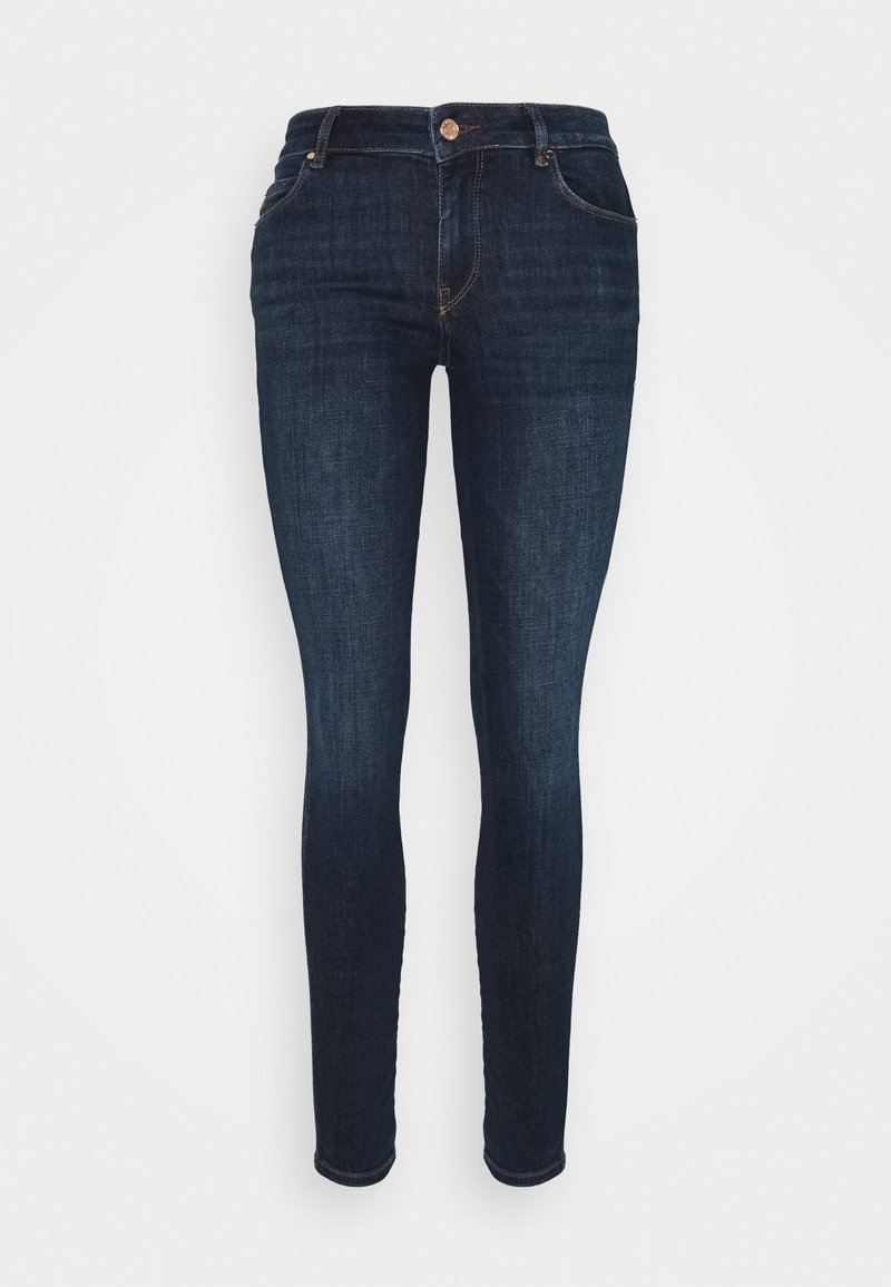 Jeans ajustados de mezclilla oscura, con un diseño clásico de cinco bolsillos, cremallera y un botón de cobre en la cintura.