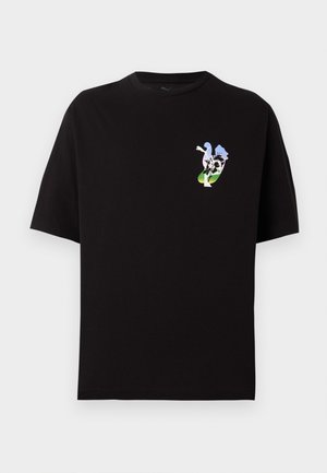 Czarna koszulka z krótkim rękawem z małą, kolorową abstrakcyjną grafiką rośliny i nieba na lewej piersi.