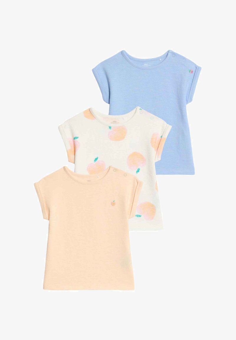 Tre kortærmede T-shirts: en lyseblå, en cremefarvet med ferskenmønstre og en ferskenfarvet med et lille frugtdesign. Blødt bomuldsstof.