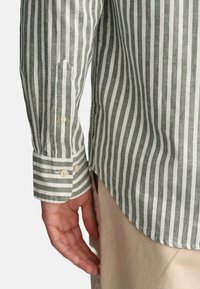 GANT REGULAR FIT DE A RAYAS - Camisa - pine green