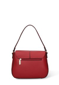 Borsa a mano in pelle rossa con superficie testurizzata, silhouette curva, patta superiore e tasca frontale con cerniera. Dotata di una singola tracolla.