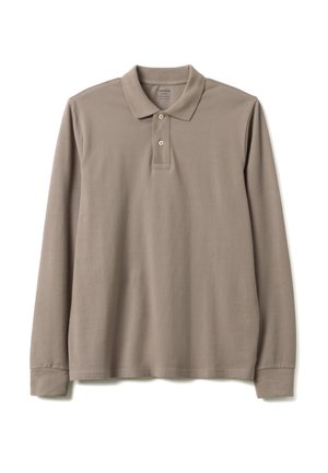 Langärmliges Polohemd in Taupe mit Kragen und zwei Knöpfen, ausgestattet mit einer regulären Passform und gerippten Bündchen vor weißem Hintergrund.