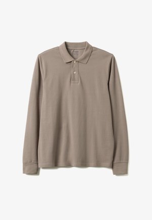 Langärmliges Polohemd in Taupe mit Kragen und zwei Knöpfen, ausgestattet mit einer regulären Passform und gerippten Bündchen vor weißem Hintergrund.