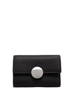 Portefeuille en cuir texturé noir avec un fermoir circulaire argenté gravé du logo "cK", rectangulaire avec des coins arrondis.