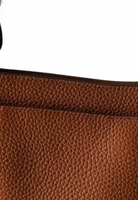AIGNER PURA SCHULTER  26 CM - Bolso de mano - cognac brown