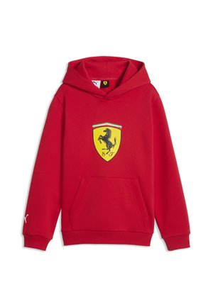 Rød hættetrøje med frontlomme og gult Ferrari skjold-logo med en sort galopperende hest og italienske flagstriber.