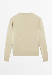 Pull beige à manches longues avec col rond, poignets et ourlet côtelés, vu de dos sur fond blanc.
