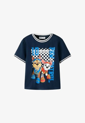 Granatowy dziecięcy T-shirt z białym wykończeniem, z dwoma psami z Psiego Patrolu w stroju sportowym, numerem 10 i wzorem w kratkę.