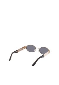 Occhiali da sole rotondi con lenti nere, montatura in metallo dorato e punte delle tempie curve nere, esposti su uno sfondo bianco.