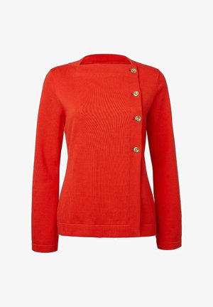 Röd stickad tröja med fyrkantig halsringning, långa ärmar och en knappstängning på sidan med guldtonade knappar som accent.