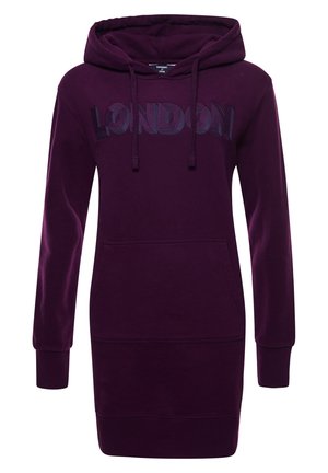 Długa ciemnofioletowa sukienka z kapturem typu hoodie, z kieszenią z przodu, regulowanym sznurkiem w kapturze oraz wyszywanym na piersi napisem „LONDON” nicią w tym samym odcieniu ciemnego fioletu.