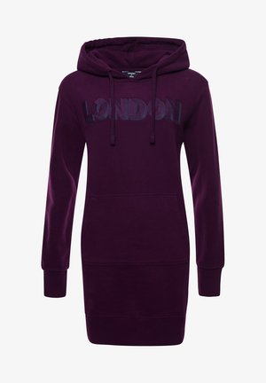Długa ciemnofioletowa sukienka z kapturem typu hoodie, z kieszenią z przodu, regulowanym sznurkiem w kapturze oraz wyszywanym na piersi napisem „LONDON” nicią w tym samym odcieniu ciemnego fioletu.