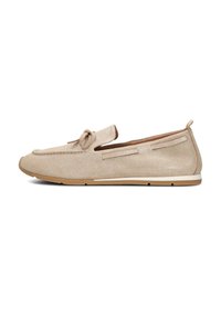Beige suède instappers met een geprofileerde afwerking, ronde neus, strikaccent en lichte rubberen zool. Voorzien van zijuitsparingen en stiksels.