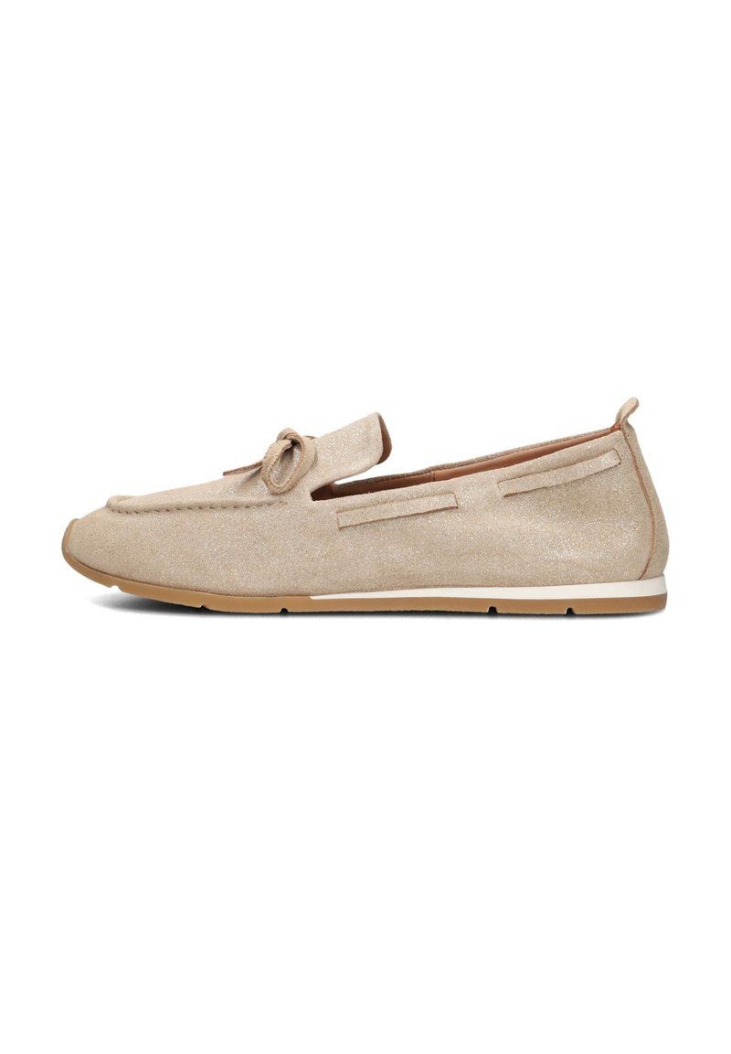 Beige suède instappers met een geprofileerde afwerking, ronde neus, strikaccent en lichte rubberen zool. Voorzien van zijuitsparingen en stiksels.