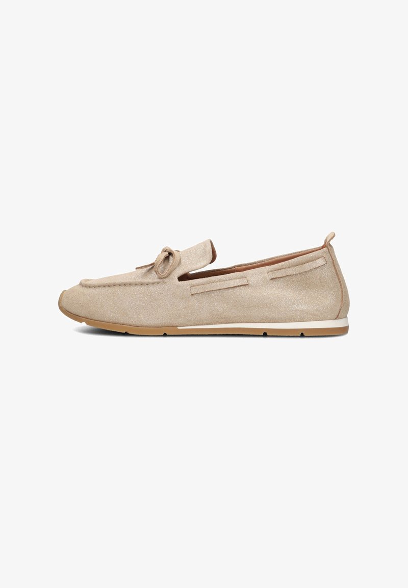 Beige Wildleder Slipper mit strukturiertem Finish, runder Zehenpartie, Schleifenakzent und leichter Gummisohle. Verfügt über seitliche Ausschnitte und Nahtdetails.