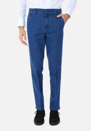 Pantaloni in denim blu con una vestibilità regolare, dotati di chiusura con bottone, tasche laterali e gamba dritta, abbinati a scarpe nere.