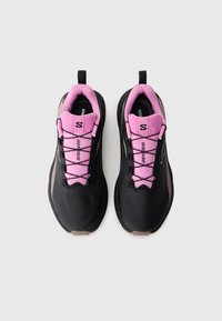 Sorte sportssko med rosa snører og tunge har en teksturert overdel, polstret såle og forsterkede detaljer. Lett design.