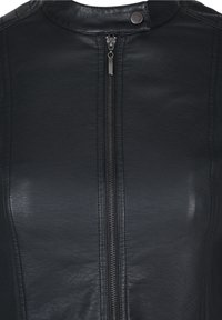Veste en cuir noir avec un col montant, fermeture éclair à l'avant et fermeture à pression. Présente une texture lisse et une coupe structurée.