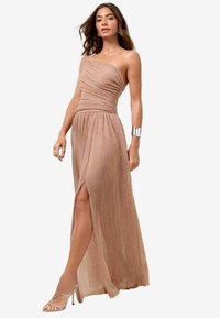 Rose gold pleated maxi mekko, jossa on yksi olka, sivuaukko ja kiiltävä yksityiskohta olkaimessa. Yhdistettynä remmi-silver korkokenkiin.