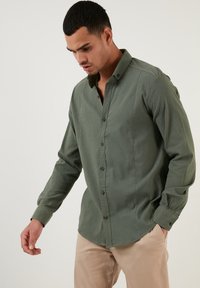 Buratti SLIM FIT - Camisa - khaki