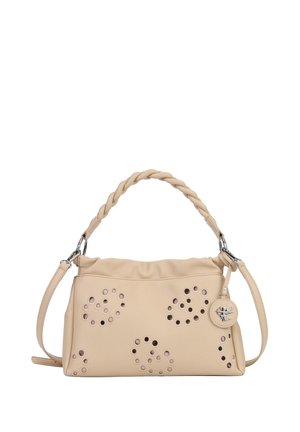 Borsa beige con manico intrecciato, motivi circolari traforati, tracolla removibile e una targhetta rotonda con emblema di un uccello.