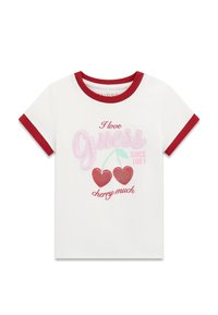 Weißes T-Shirt mit kurzen Ärmeln und roten Ränder-Details, mit pinkem und rotem "Guess"-Schriftzug, Kirschgrafik und bestickten Akzenten.