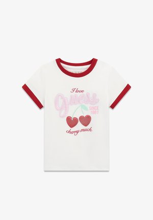 Weißes T-Shirt mit kurzen Ärmeln und roten Ränder-Details, mit pinkem und rotem "Guess"-Schriftzug, Kirschgrafik und bestickten Akzenten.