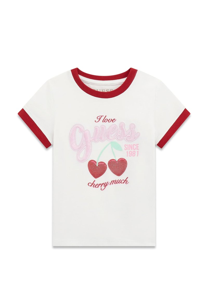 Weißes T-Shirt mit kurzen Ärmeln und roten Ränder-Details, mit pinkem und rotem "Guess"-Schriftzug, Kirschgrafik und bestickten Akzenten.