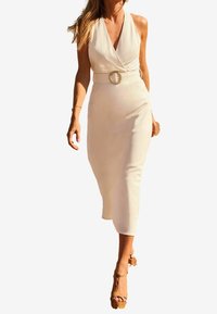 Vitt halterneck-klänning med en figursydd silhuett och ett stort runt bälte. Klänningen når till mitten av vaden och har en slät yta.