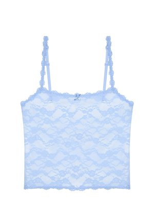 Camisole celeste chiaro in pizzo con motivi floreali, spalline sottili regolabili decorate con fiori di pizzo e un piccolo fiocco decorativo al centro davanti.